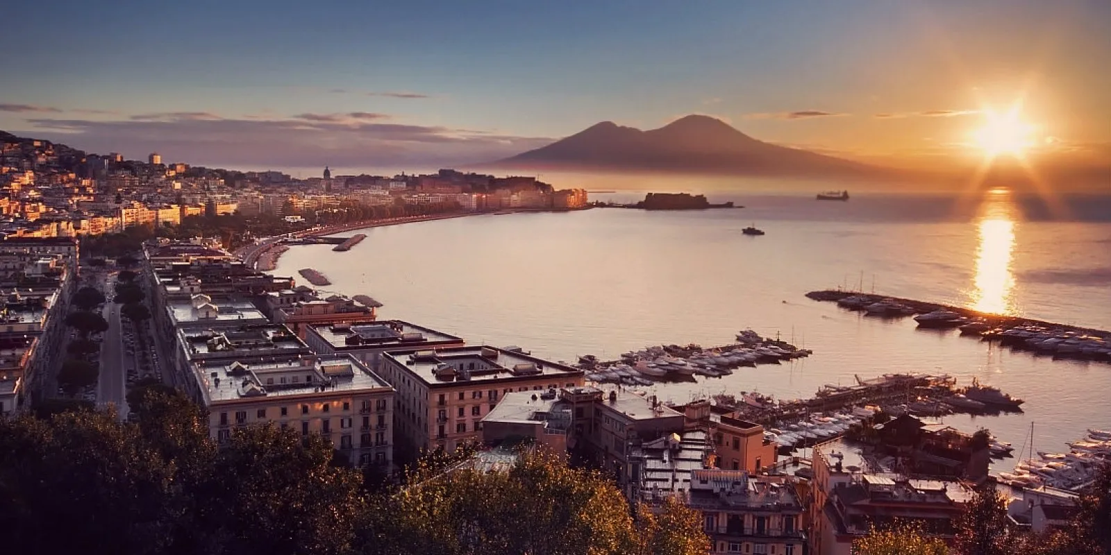 Il golfo di Napoli e il Vesuvio all'alba