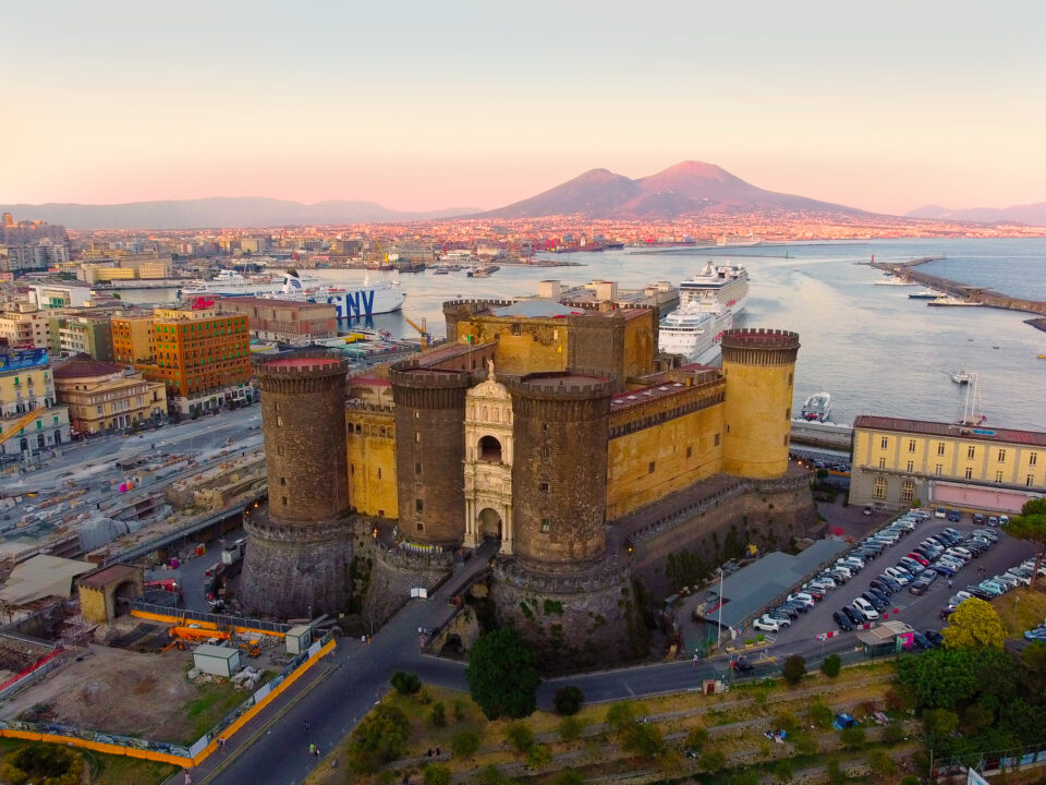 Napoli al tramonto con il Vesuvio