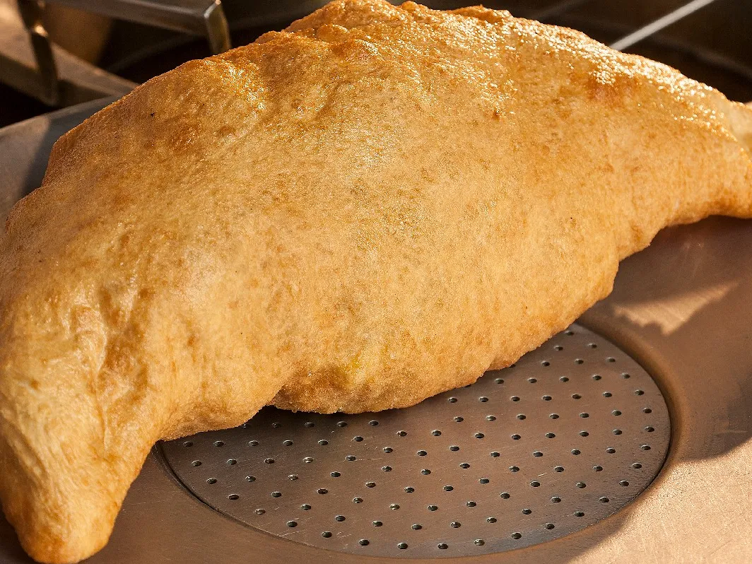 Pizza fritta napoletana